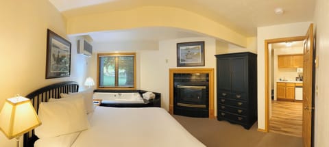 Deluxe Suite, 1 Bedroom | Iron/ironing board, free WiFi, bed sheets