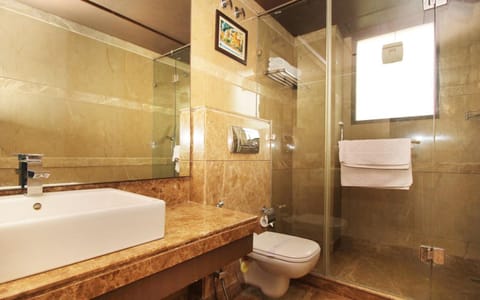 Deluxe Room | Bathroom | Spring water tub, rainfall showerhead, free toiletries, hair dryer