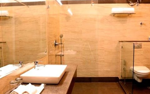 Deluxe Room | Bathroom | Spring water tub, rainfall showerhead, free toiletries, hair dryer