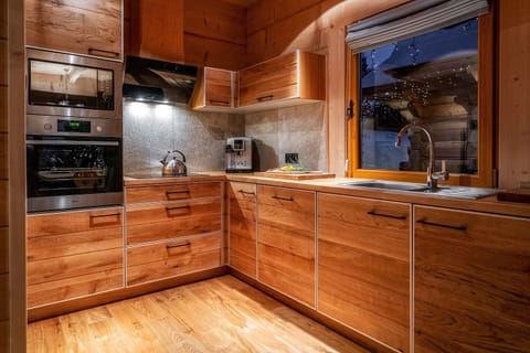 Cabin (Domek  6) | Private kitchen | Stovetop, espresso maker, electric kettle, cookware/dishes/utensils