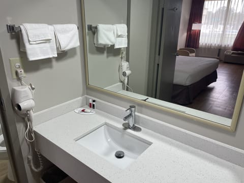 Standard Room, 1 King Bed | Bathroom | Combined shower/tub, free toiletries, hair dryer, towels