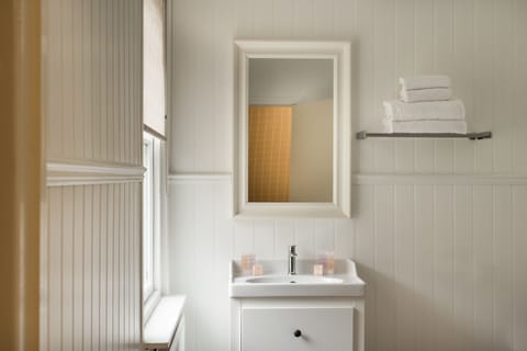 Separate tub and shower, deep soaking tub, free toiletries, hair dryer