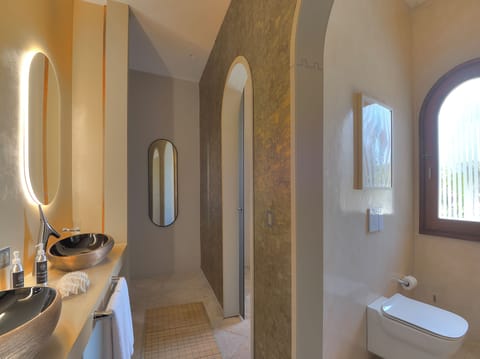 Luxury Suite | Bathroom | Shower, hair dryer, bathrobes, bidet