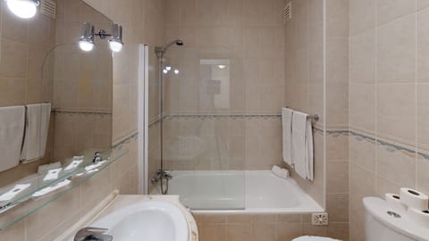 Standard Apartment, 1 Bedroom | Bathroom | Bathtub, towels