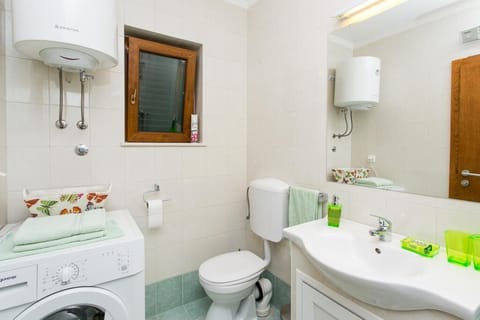 Apartment (Two Bedroom Apartment with Balcony) | Bathroom | Shower, towels