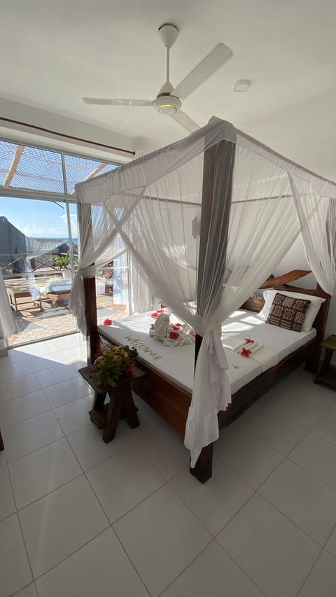 Honeymoon Suite, 1 Bedroom, Non Smoking, Sea View | In-room safe, desk, laptop workspace, iron/ironing board