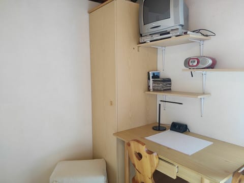 Property, Furniture, Table, Shelf, Shelving, Building, Wood, Interior Design, Cabinetry, Floor