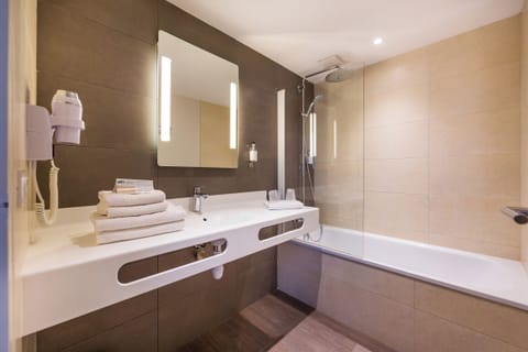 Superior Room for 4 persons | Bathroom | Shower, free toiletries, hair dryer, towels