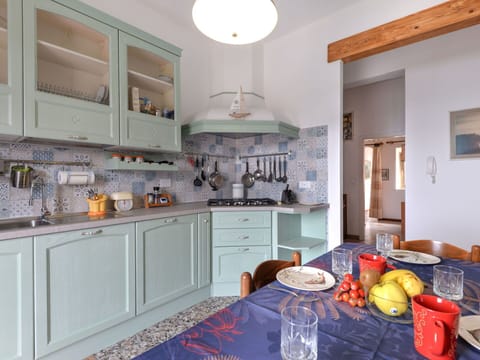 Cabinetry, Property, Countertop, Furniture, Tableware, Kitchen Stove, Wood, Kitchen Appliance, Interior Design, Gas Stove