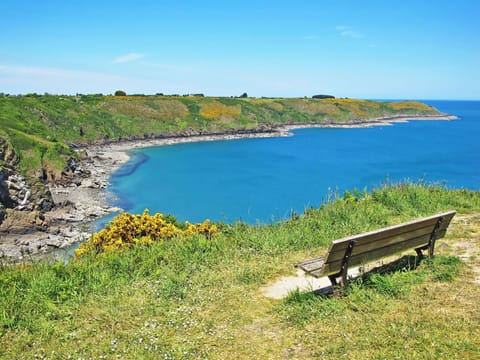 Sky, Building, Plant, Urban Design, Tower Block, Condominium, Real Estate, City, Facade, Commercial Building
