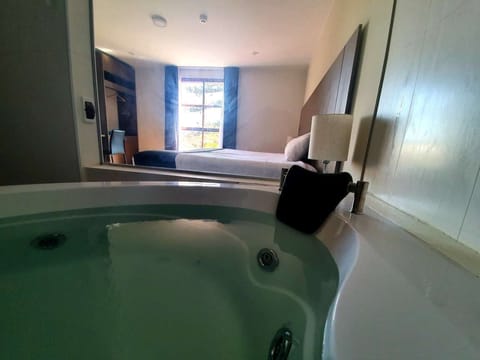 Deluxe Suite | Jetted tub