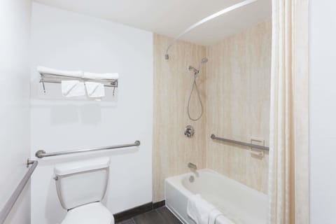 Room, 1 King Bed, Accessible, Non Smoking (Mobility/Hearing Impaired) | Bathroom | Hair dryer, towels