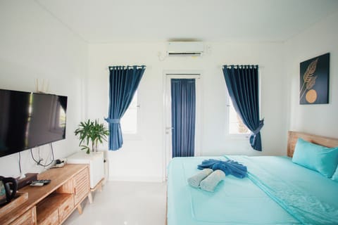 King Bed Room with Sea View | Free WiFi