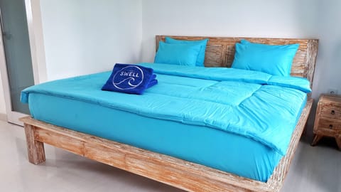 King Bed Room with Sea View | Free WiFi