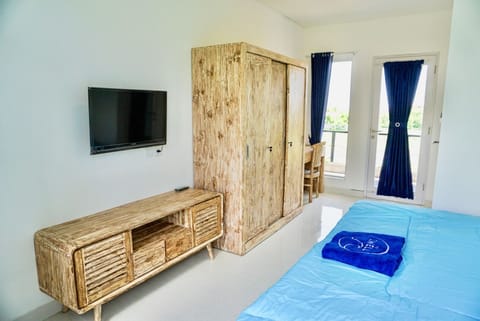 King Bed Room with Sea View | Free WiFi