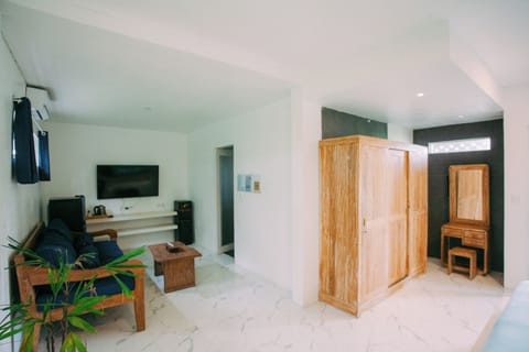 Grand Room, 1 King Bed | Living area