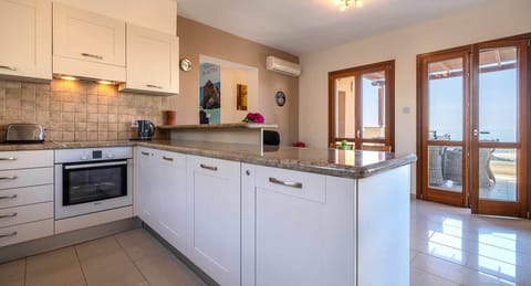 Villa, 3 Bedrooms | Private kitchen | Fridge, microwave, oven, stovetop