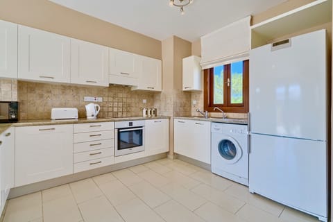 Apartment, 2 Bedrooms | Private kitchen | Fridge, microwave, oven, stovetop