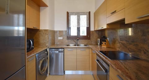 Apartment, 1 Bedroom | Private kitchen | Full-size fridge, microwave, oven, stovetop