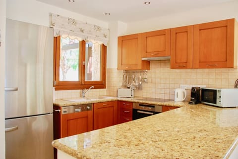 Villa | Private kitchen | Full-size fridge, microwave, oven, stovetop