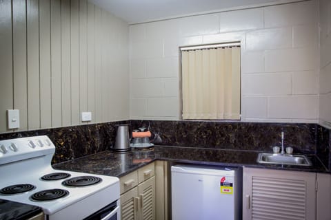 Standard Room, Garden View | Private kitchenette | Fridge, oven, stovetop, coffee/tea maker