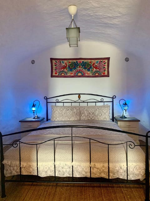 Double Room (Gina's Cave) | Free WiFi, bed sheets