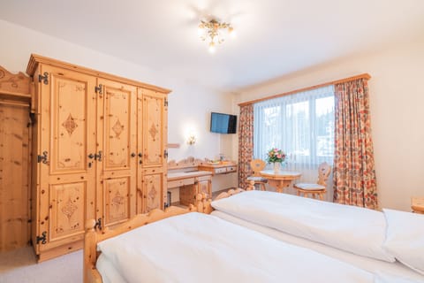 Hypo-allergenic bedding, pillowtop beds, in-room safe