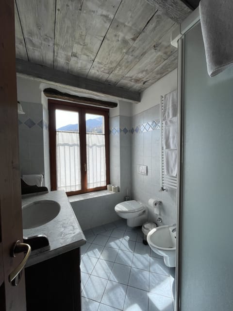 Family Suite, Balcony | Bathroom | Shower, rainfall showerhead, free toiletries, hair dryer