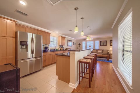 House, 1 Bedroom | Private kitchen | Fridge, microwave, oven, stovetop