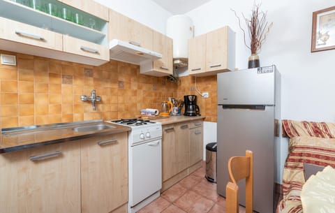 Apartment, 2 Bedrooms | Private kitchen | Fridge, stovetop, coffee/tea maker, electric kettle