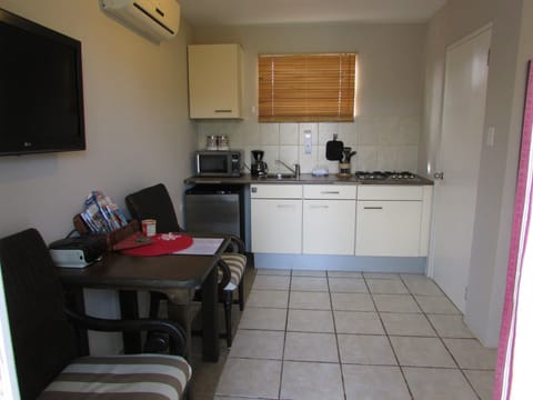 Studio, 1 Double Bed, Kitchenette | Private kitchen | Fridge, microwave, stovetop, coffee/tea maker