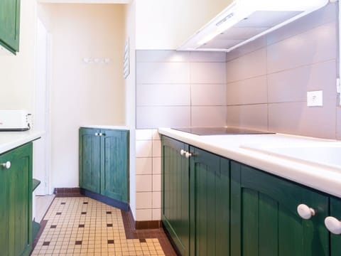 Cabinetry, Property, Wood, Interior Design, Architecture, Flooring, Wood Stain, Kitchen, Floor