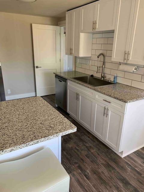 BEAUTIFUL KITCHEN
Entrance to Main Bedroom