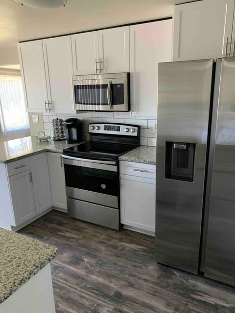 KITCHEN
NEW STAINLESS STEEL APPLIANCES
EVERYTHING YOU NEED IS PROVIDED