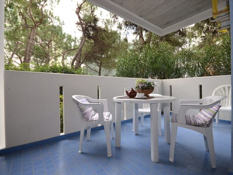 Table, Property, Furniture, Building, Chair, Tree, Shade, Wood, Interior Design, Outdoor Furniture