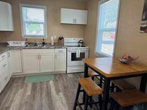 Fully stocked kitchen with dunning table and stools