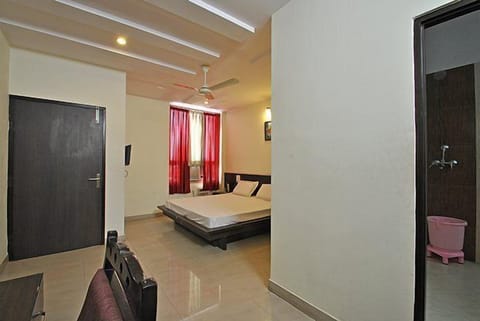 Royal Deluxe Room | Down comforters, individually decorated, individually furnished, desk