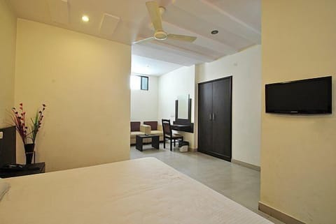 Royal Deluxe Room | Down comforters, individually decorated, individually furnished, desk