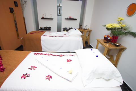 Couples treatment rooms, sauna, spa tub, Turkish bath, body treatments