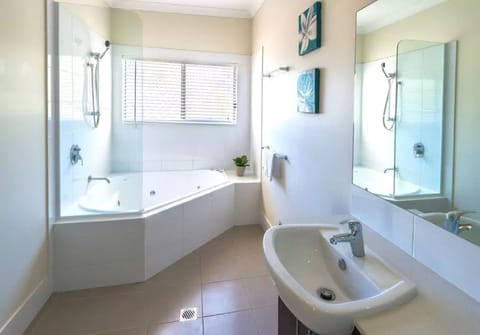 1 Bedroom Spa Bungalow | Bathroom | Shower, free toiletries, hair dryer, towels