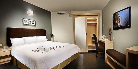 Superior Room, 1 King Bed | Desk, free WiFi