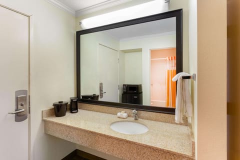 Room, 1 King Bed, Accessible | Bathroom | Combined shower/tub, free toiletries, hair dryer, towels