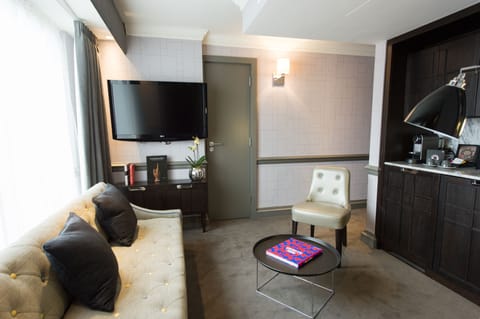 Suite | Premium bedding, free minibar, in-room safe, iron/ironing board