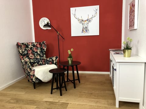 Single Room, Shared Bathroom | Living room | Flat-screen TV