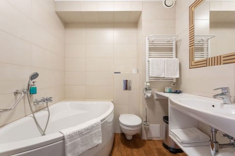 Apartment, 1 Bedroom | Bathroom | Designer toiletries, hair dryer, bathrobes, towels