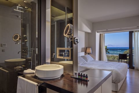 Suite, Sea View (Direct) | Bathroom | Free toiletries, hair dryer, bathrobes, slippers