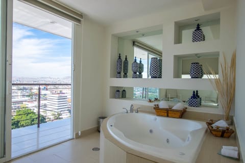 Presidential Room | Jetted tub