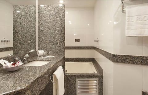 Luxury Double Room | Bathroom | Shower, rainfall showerhead, free toiletries, hair dryer