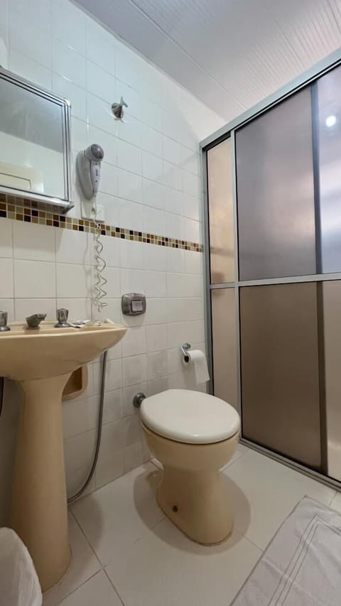 Standard Quadruple Room | Bathroom | Shower, rainfall showerhead, free toiletries, hair dryer