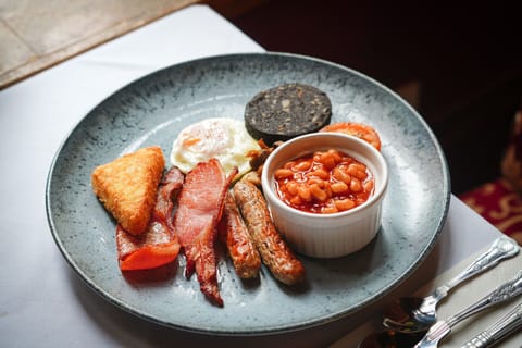 Daily full breakfast (GBP 17.00 per person)